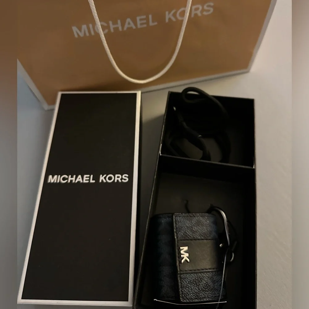 COPY - MICHAEL KOORS AIRPODS PRO CASE